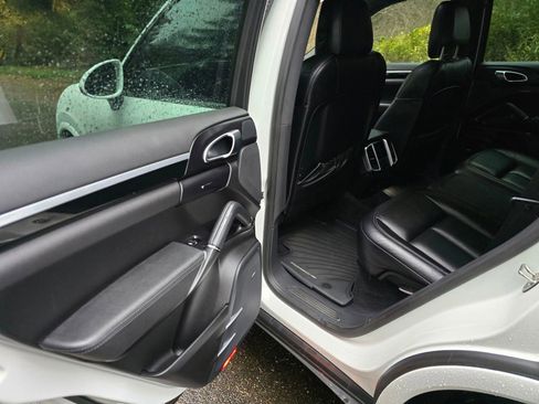 Used 2017 Porsche Cayenne Platinum Edition image 17