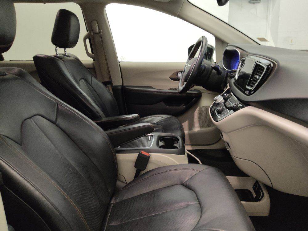 Used 2017 Chrysler Pacifica Touring-L Plus FWD image 21