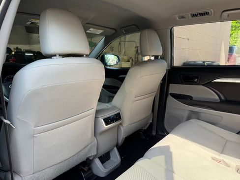 Used 2018 Toyota Highlander LE image 18