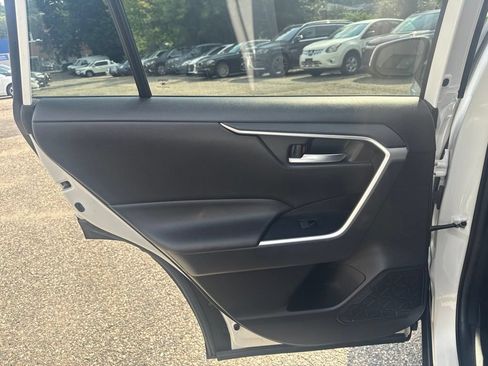 Used 2021 Toyota RAV4 XLE AWD/4WD image 18