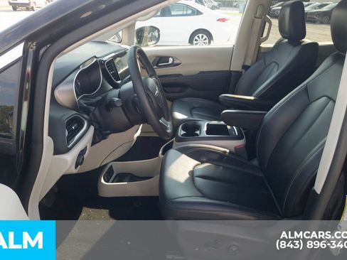 Used 2024 Chrysler Pacifica Touring-L FWD image 6