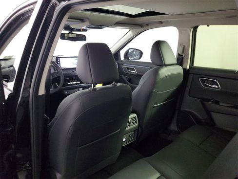 New 2025 Nissan Rogue Platinum w/ Platinum Premium Package image 14