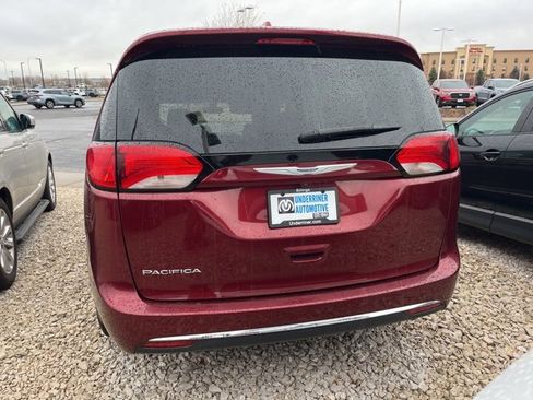 Used 2020 Chrysler Pacifica Touring-L image 5