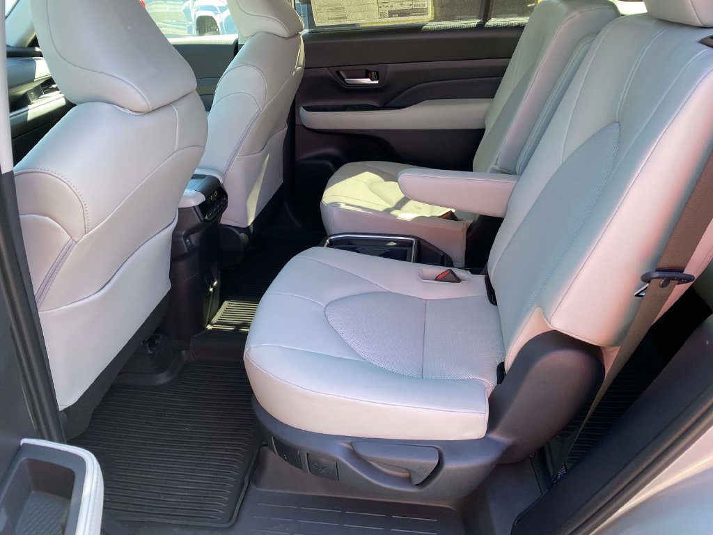 New 2026 Toyota Grand Highlander FWD image 10