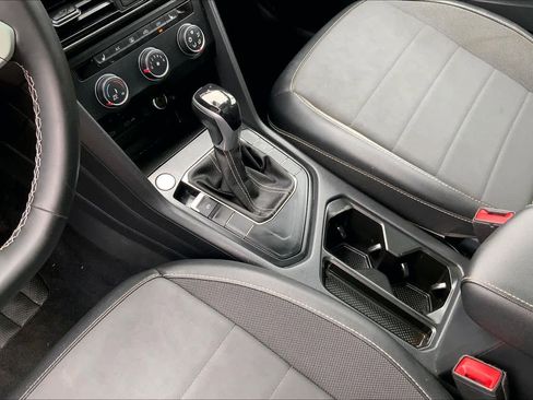 Used 2022 Volkswagen Taos SE w/ Panoramic Sunroof Package image 14