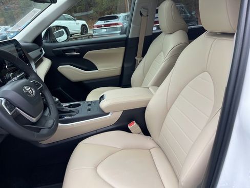 Used 2025 Toyota Highlander XLE image 8