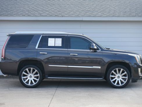Used 2016 Cadillac Escalade Luxury image 2