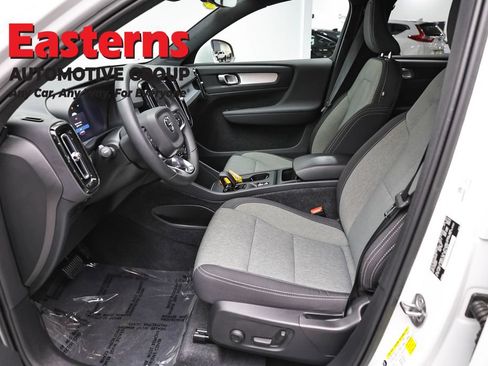 Used 2023 Volvo XC40 B5 Core AWD/4WD image 14