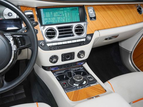 Used 2017 Rolls-Royce Dawn RWD image 36