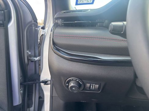 Used 2025 Jeep Compass Trailhawk image 32