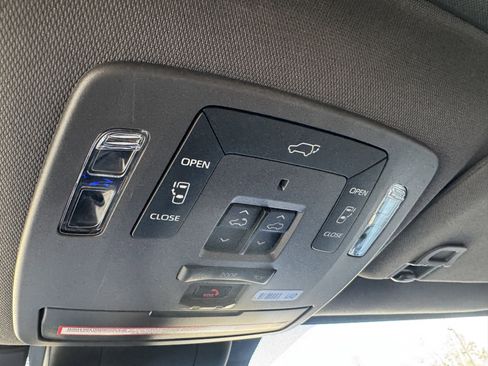 Used 2023 Toyota Sienna Platinum image 34