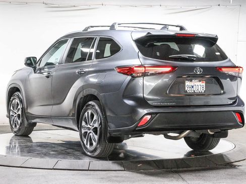 Used 2023 Toyota Highlander XLE FWD image 2