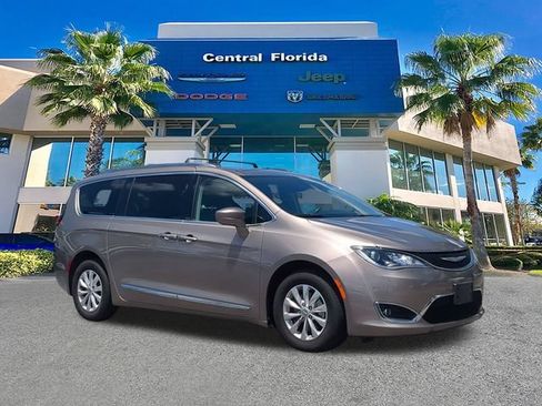Used 2018 Chrysler Pacifica Touring-L FWD image 2