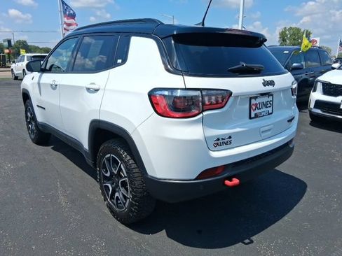 Used 2025 Jeep Compass Trailhawk AWD/4WD image 9