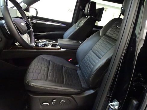 Used 2025 Cadillac Escalade ESV Sport Platinum AWD/4WD image 2