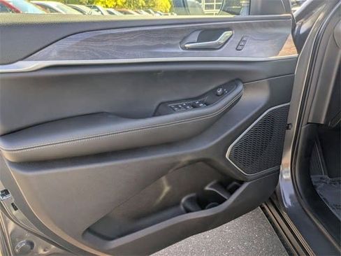 New 2025 Jeep Grand Cherokee Limited RWD image 14