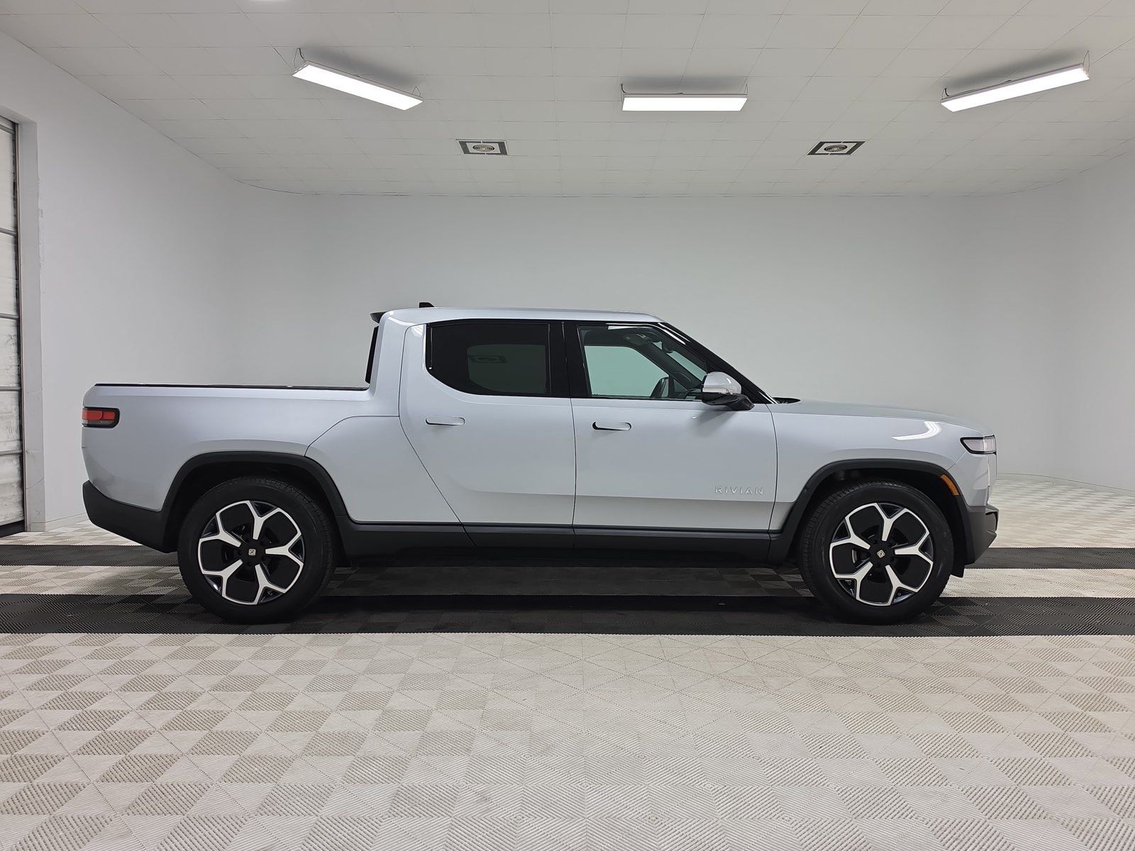 Used 2023 Rivian R1T Adventure Dual AWD/4WD image 6