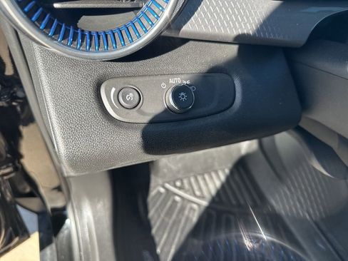 Used 2025 Chevrolet Trax LT w/ Driver Confidence Package image 10