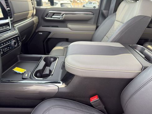 Used 2024 Chevrolet Silverado 2500 ZR2 w/ Technology Package image 17