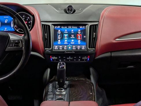 Used 2020 Maserati Levante GranLusso AWD/4WD image 25