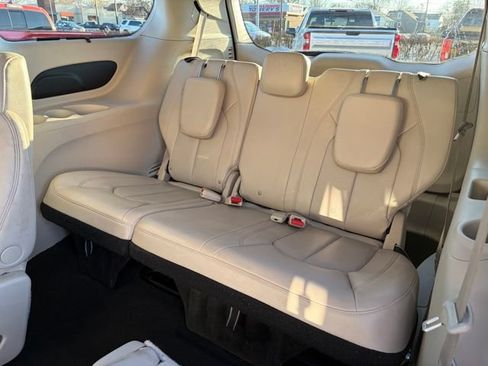 Used 2021 Chrysler Pacifica Touring-L FWD image 22