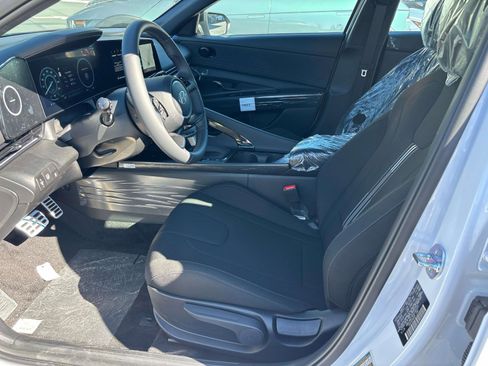 Used 2025 Hyundai Elantra SEL image 4