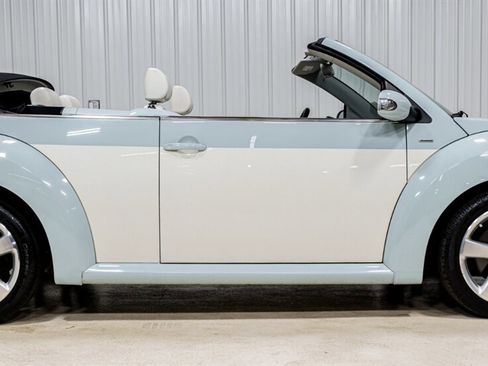 Used 2010 Volkswagen Beetle Convertible image 11