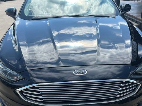 Used 2017 Ford Fusion SE w/ Fusion SE Technology Package image 2