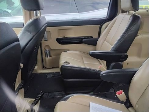 Used 2017 Kia Sedona SX image 7