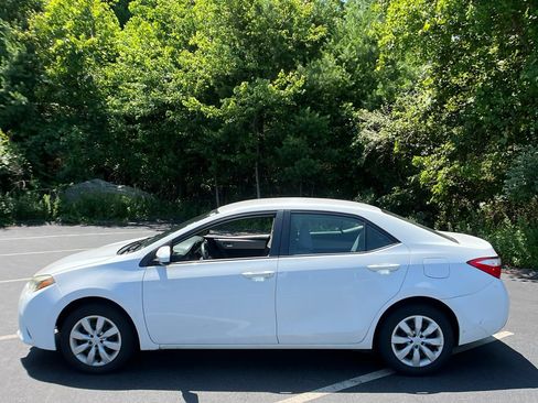 Used 2016 Toyota Corolla LE FWD image 2