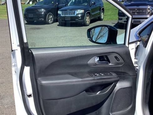 Certified 2025 Chrysler Pacifica Select FWD image 15