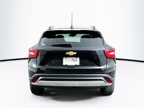 Used 2025 Chevrolet Trax LT FWD image 7
