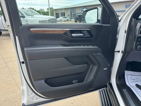 Used 2025 Chevrolet Tahoe High Country AWD/4WD image 13