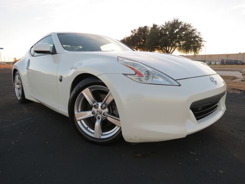 Used 2010 Nissan 370Z Coupe image 2