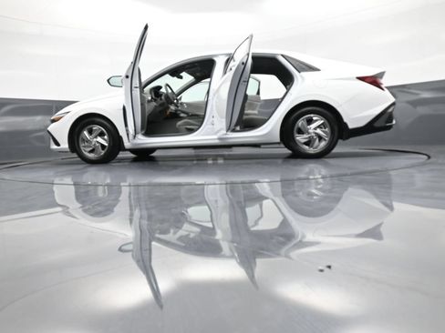 Used 2025 Hyundai Elantra SE FWD image 48