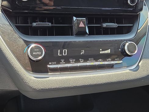 Used 2020 Toyota Corolla LE FWD image 29