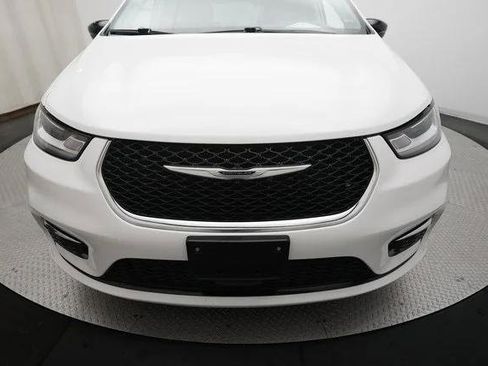 Certified 2024 Chrysler Pacifica Touring-L image 21