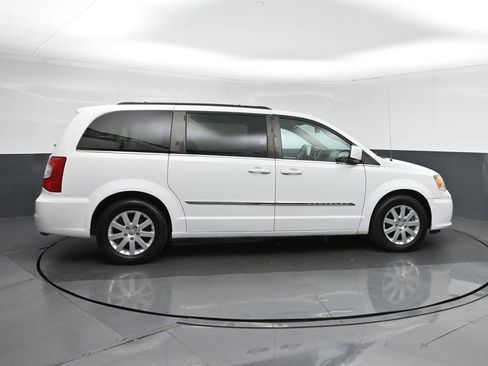 Used 2014 Chrysler Town & Country Touring image 8
