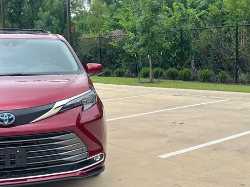 Used 2025 Toyota Sienna XLE FWD image 3