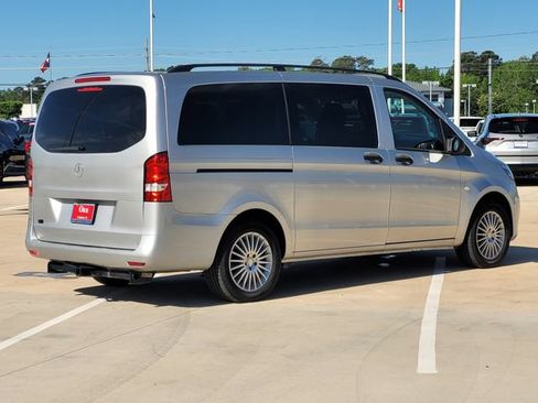 Used 2017 Mercedes-Benz Metris Passenger image 4