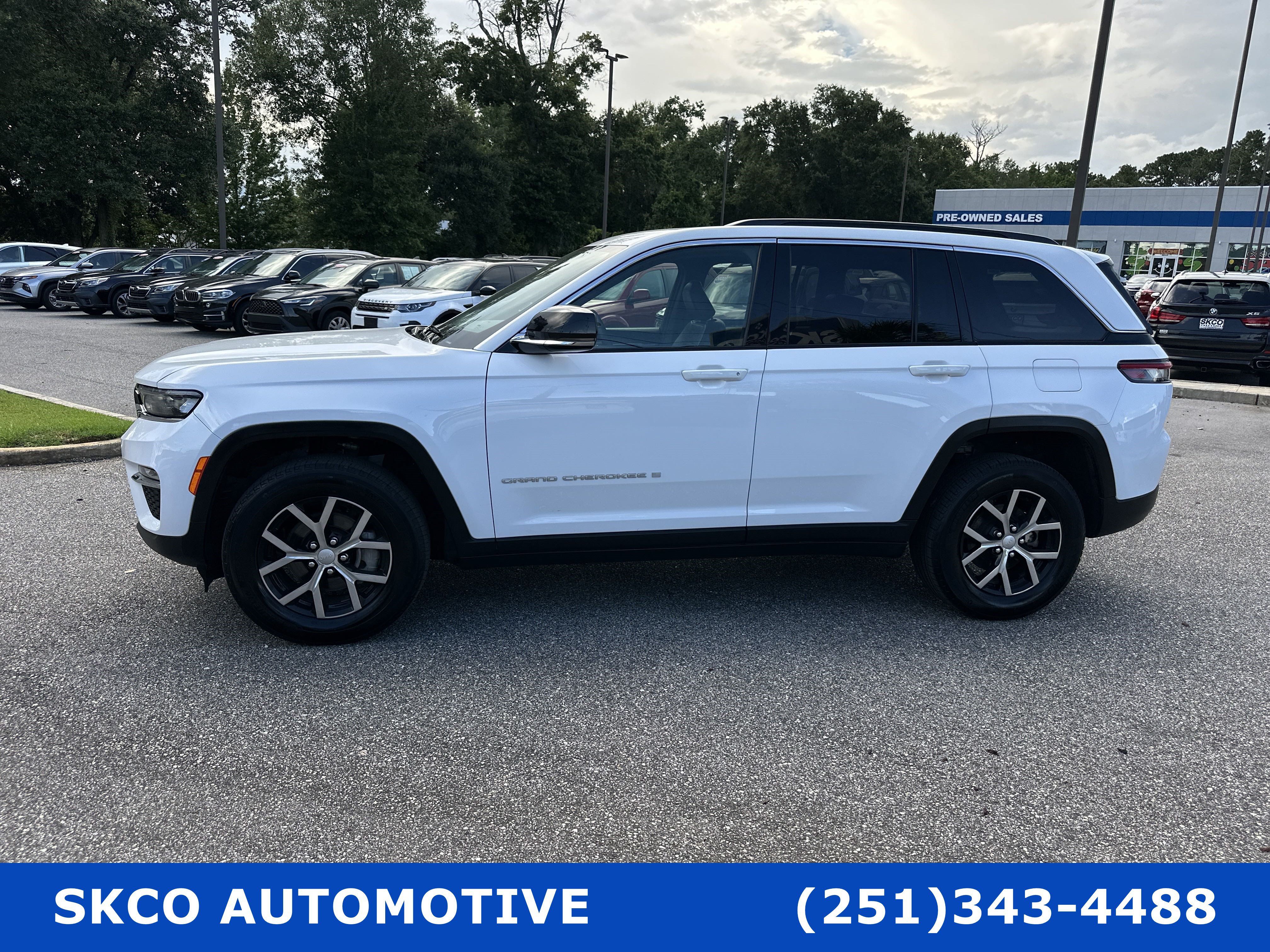 Used 2024 Jeep Grand Cherokee Limited AWD/4WD image 2