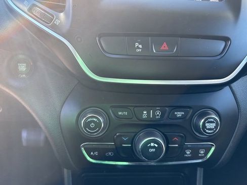 Used 2020 Jeep Cherokee Latitude Plus image 14