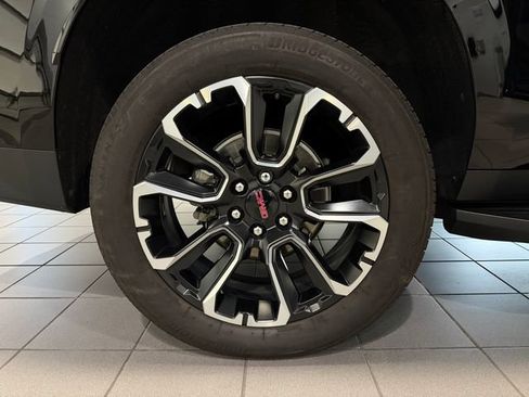Used 2023 GMC Yukon XL Denali AWD/4WD image 9