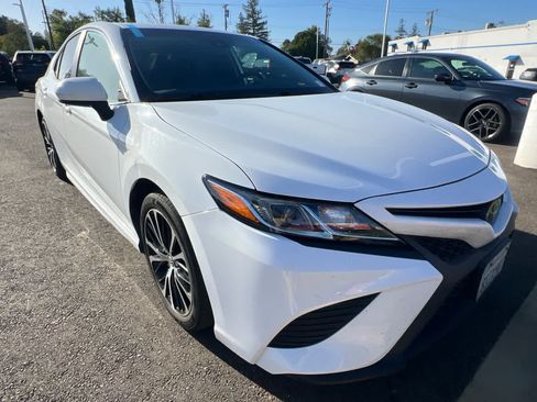 Used 2019 Toyota Camry SE FWD image 3