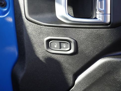 Used 2024 Jeep Wrangler Unlimited w/ Convenience Group AWD/4WD image 33