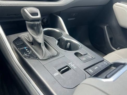 Used 2022 Toyota Highlander XLE FWD image 18