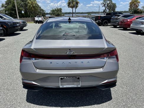 Used 2023 Hyundai Elantra SEL w/ Preferred Accessory Package FWD image 5