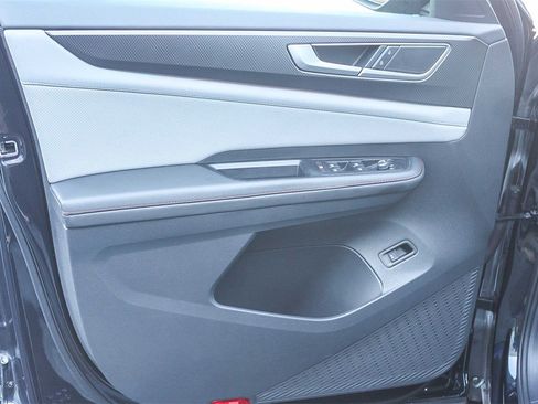 Used 2025 Volkswagen Atlas Peak Edition SE image 21