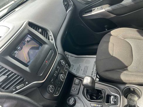 Used 2019 Jeep Cherokee Latitude w/ Popular Appearance Group AWD/4WD image 12