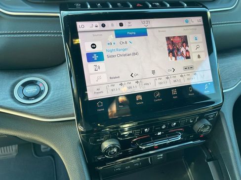 Used 2024 Jeep Grand Cherokee L Limited w/ Luxury Tech Group II image 40